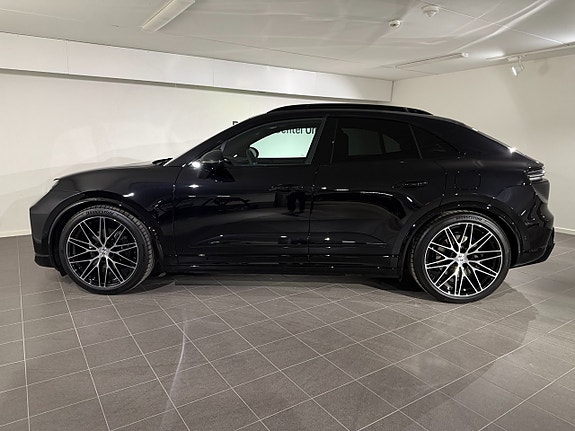 Porsche Macan 4 15 of 17