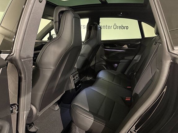 Porsche Macan 4 11 of 17