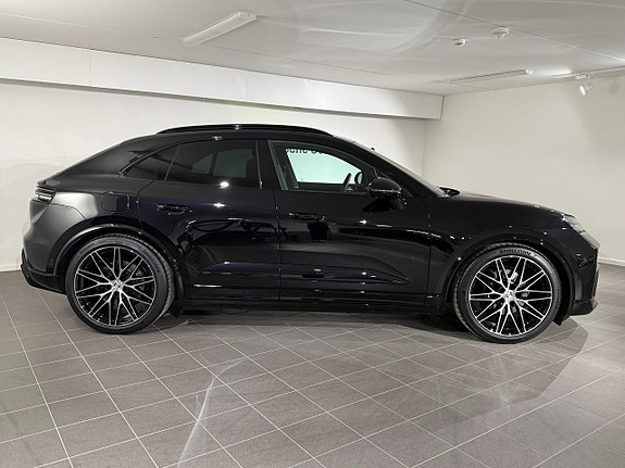 Porsche Macan 4 3 of 17