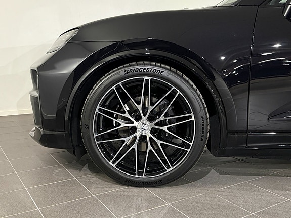Porsche Macan 4 16 of 17
