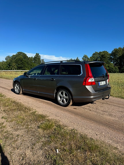 Volvo V70 3 of 4