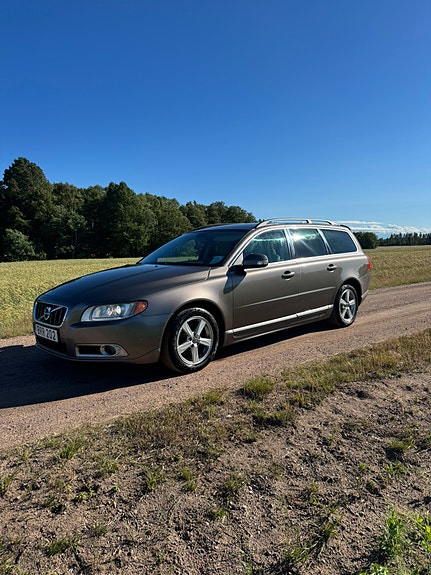 Volvo V70 2 of 4