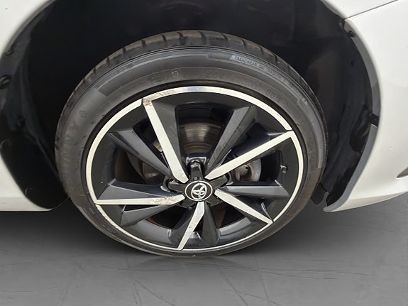 Toyota Auris 10 of 28