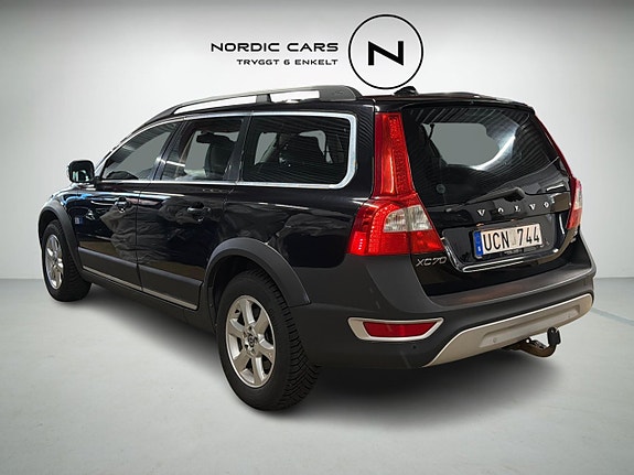 Volvo XC70 2 of 17
