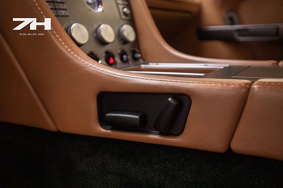 Aston Martin DB9 17 of 19