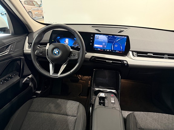 BMW iX1 5 of 10