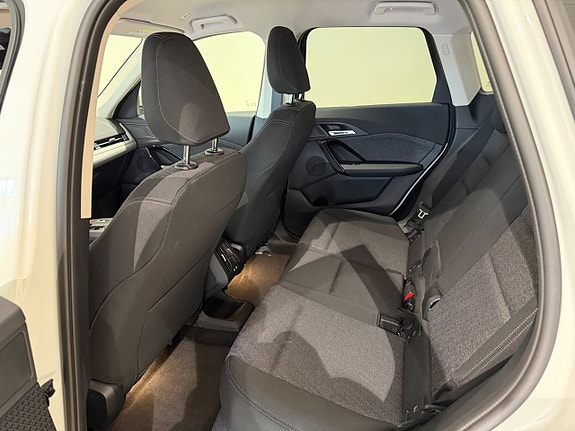 BMW iX1 8 of 10