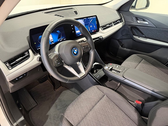 BMW iX1 4 of 10