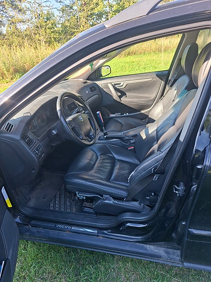 Volvo V70 2 of 6