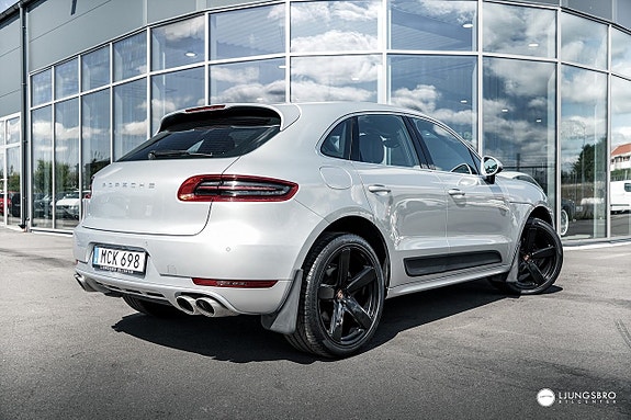 Porsche Macan S 2 of 24