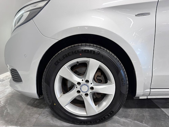 Mercedes-Benz V220 13 of 30