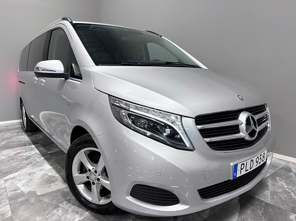 Mercedes-Benz V220 2 of 30