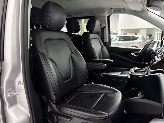 Mercedes-Benz V220 26 of 30