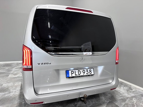 Mercedes-Benz V220 7 of 30