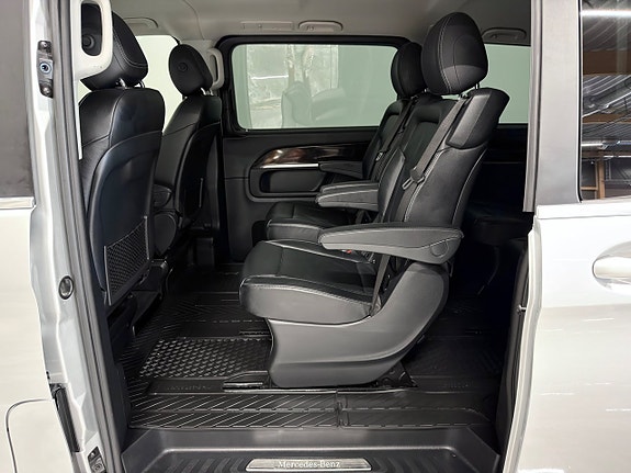 Mercedes-Benz V220 28 of 30