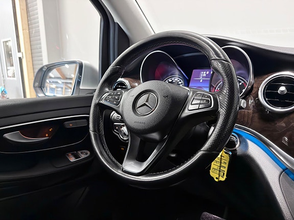 Mercedes-Benz V220 23 of 30