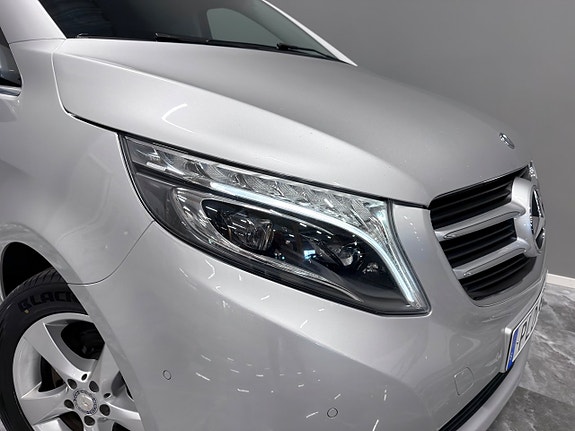 Mercedes-Benz V220 12 of 30