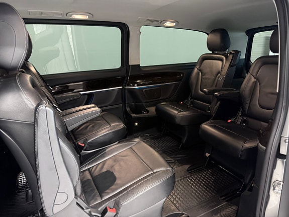 Mercedes-Benz V220 30 of 30