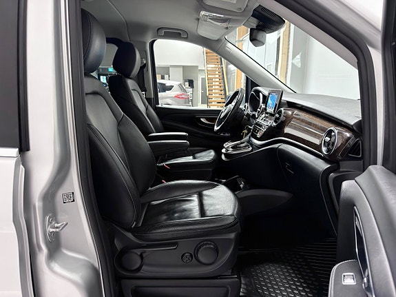 Mercedes-Benz V220 25 of 30