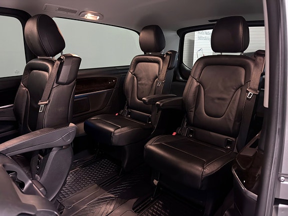 Mercedes-Benz V220 29 of 30