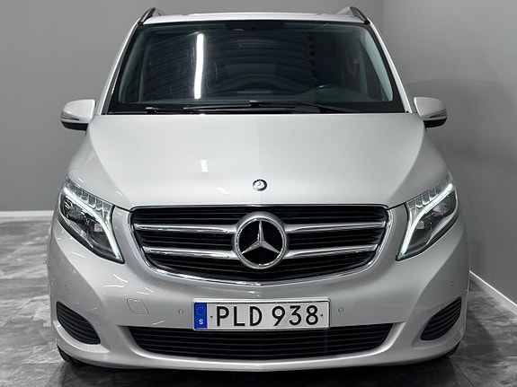Mercedes-Benz V220 3 of 30