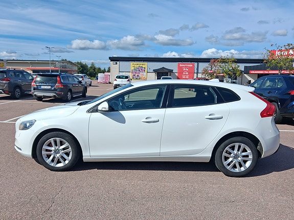 Volvo V40 2 of 8