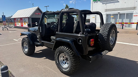 Jeep Wrangler 2 of 3
