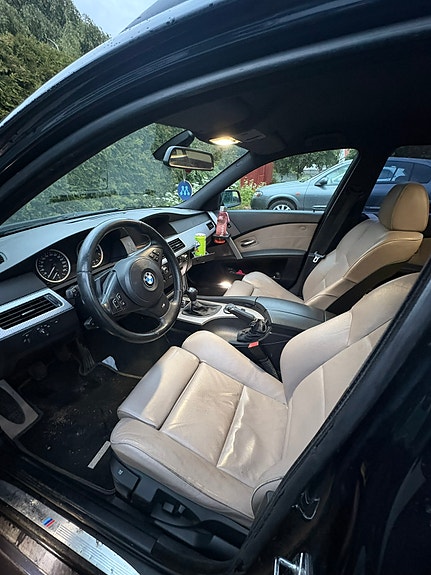 BMW 525i 4 of 5