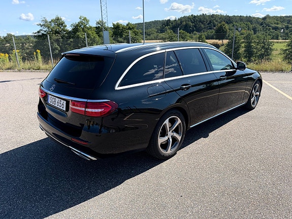Mercedes-Benz E220 2 of 13