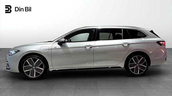 Volkswagen Passat 2 of 26