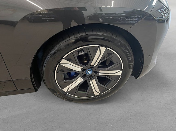 BMW iX 8 of 26