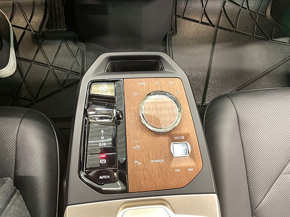BMW iX 19 of 26