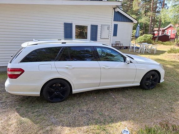 Mercedes-Benz E200 4 of 17