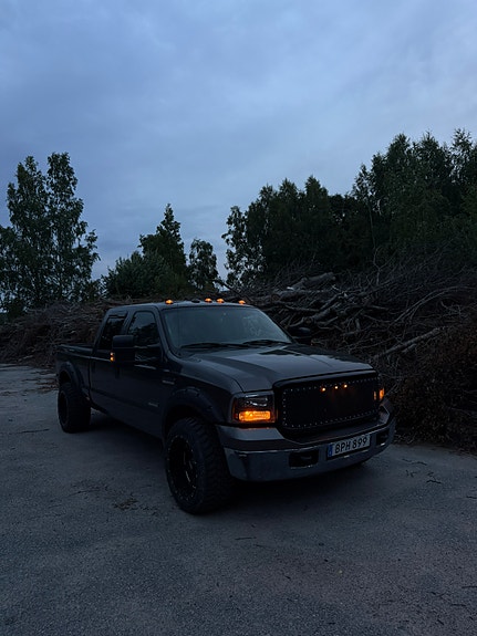 Ford F-250 3 of 17