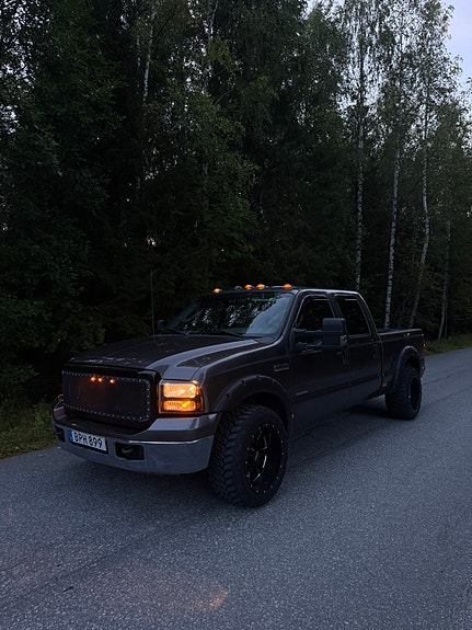 Ford F-250 4 of 17
