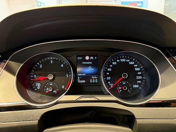 Volkswagen Passat Alltrack 12 of 30