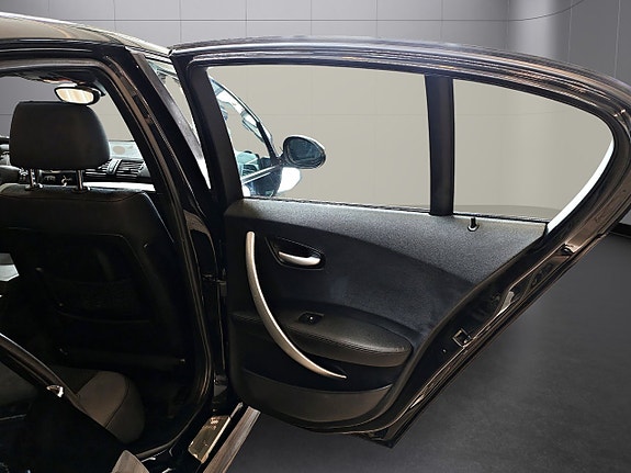 BMW 120i 17 of 24