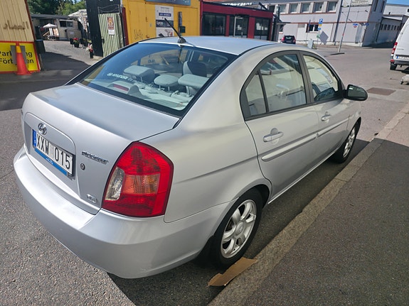 Hyundai Accent 2 of 5