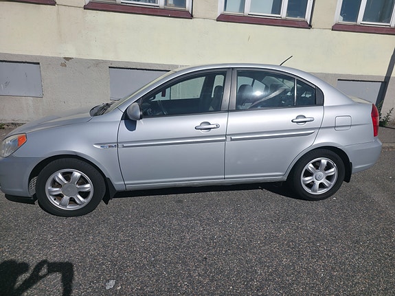 Hyundai Accent 4 of 5
