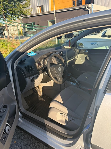 Volkswagen Golf V 2 of 6