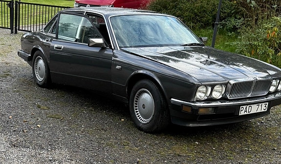 Jaguar XJ 2 of 6