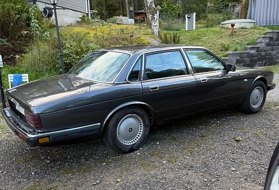 Jaguar XJ 3 of 6