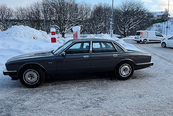 Jaguar XJ 4 of 6