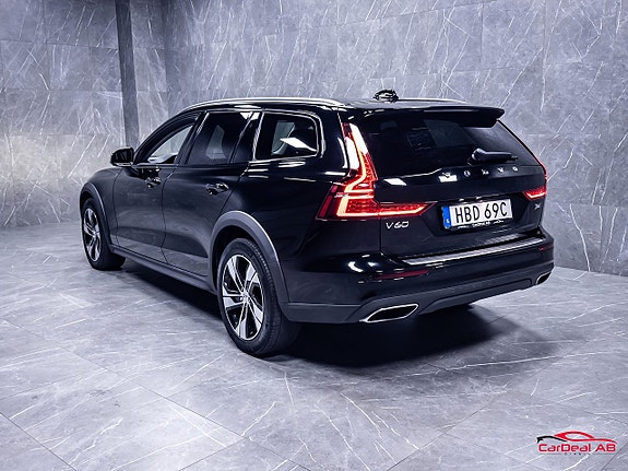 Volvo V60 Cross Country 5 of 30