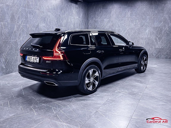 Volvo V60 Cross Country 7 of 30