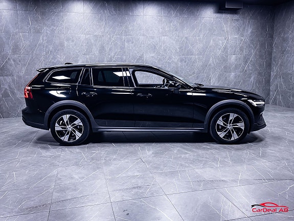 Volvo V60 Cross Country 8 of 30