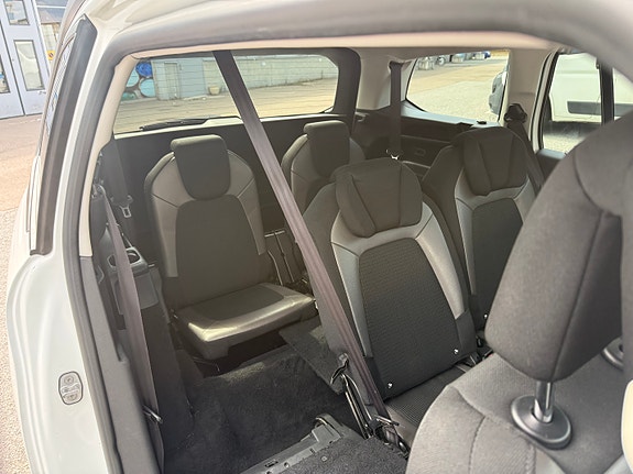 Citroen Grand C4 Picasso 7 of 18