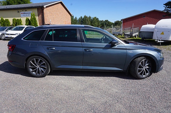 Skoda Superb 2 of 8