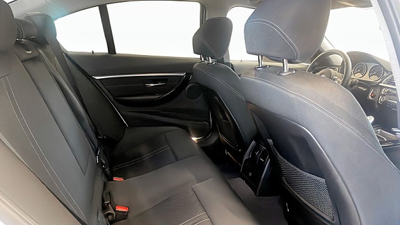 BMW 330e 5 of 10