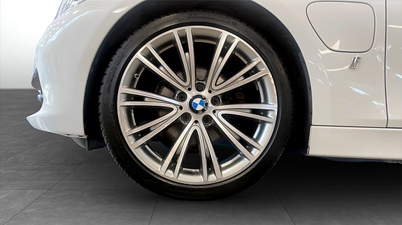 BMW 330e 9 of 10